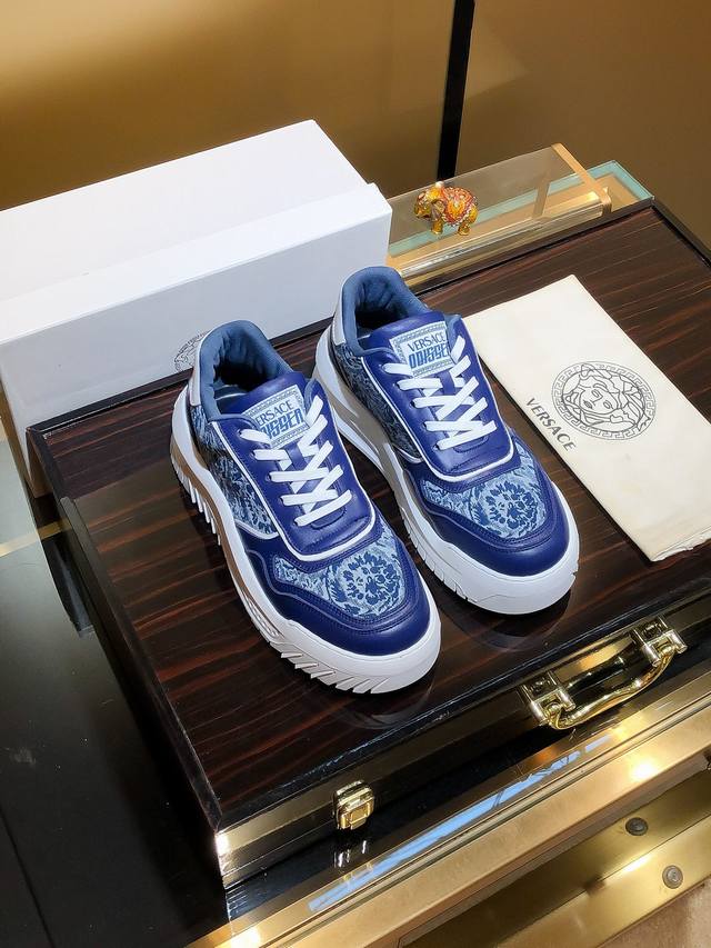 商品名称：Versace 范思哲 正规码数: 38-44 休闲鞋 商品材料：精选 牛皮鞋面，柔软羊皮内里；原厂大底。